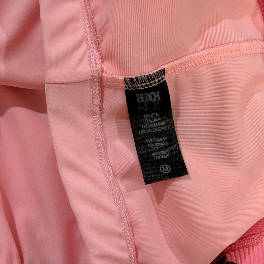 Beach Riot matching workout set. Top is size medium and bottoms are a size small - Picture 3 of 5